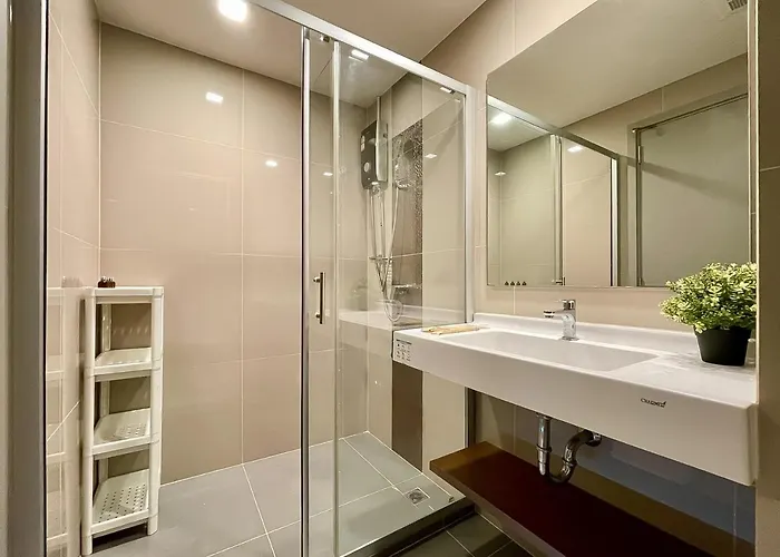 5 Min To Bts L Fully Furnished L Pool And Steam Appartement *